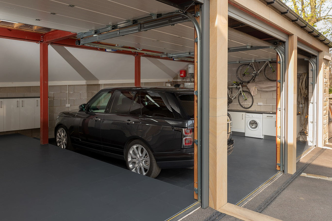 Range Rover stationné sur des dalles garage X Joint robustes et antidérapantes