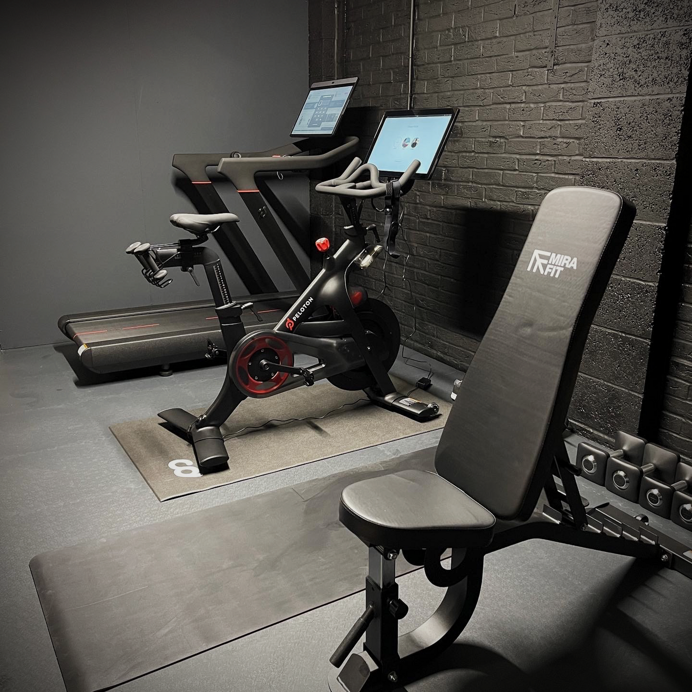 Salle de sport à domicile avec des dalles de sol sportives