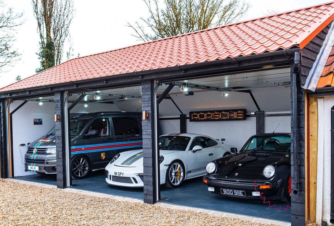 Trois Porsche avec un sol de garage graphite
